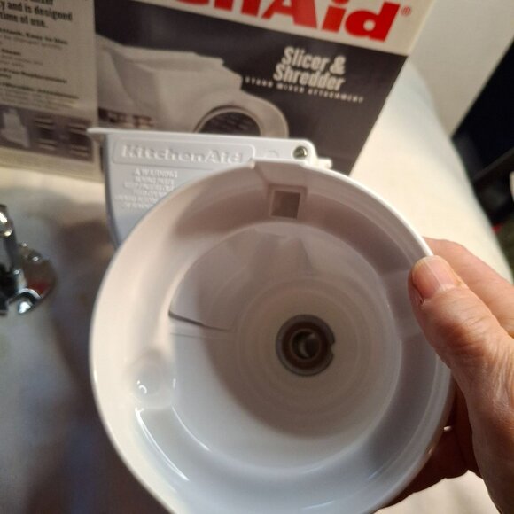 KitchenAid Slicer & Shredder Stand Mixer Attachment New - Picture 7 of 8
